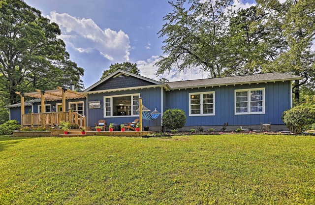 Family-Friendly Escape ~ 6 Mi to City Center!