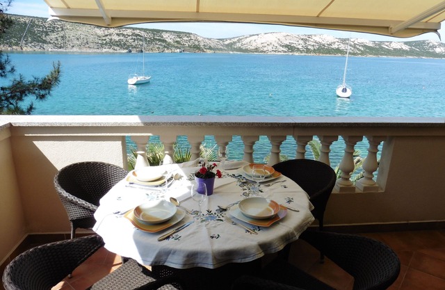 Family-friendly holiday beach apartment in the first row to the sea (C6)