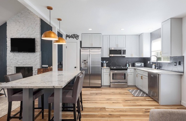 Family-friendly home, w/kids' play area & 2 office spaces; 15 min to The Domain