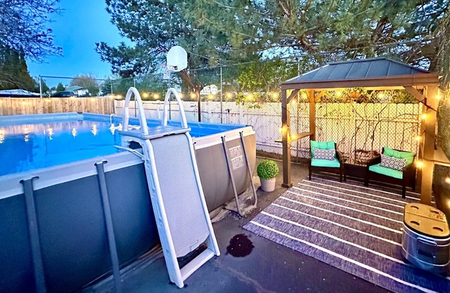 Family Friendly- Lake Views, Kayaks, Pool, 2 Hot Tubs, Saunas - NO parties