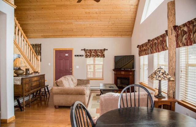 Family-Friendly Lodge. Loft + Kitchen. Dogs OK.