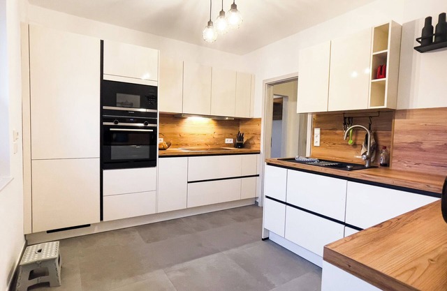 Family-friendly luxury holiday home with spa & panoramic view