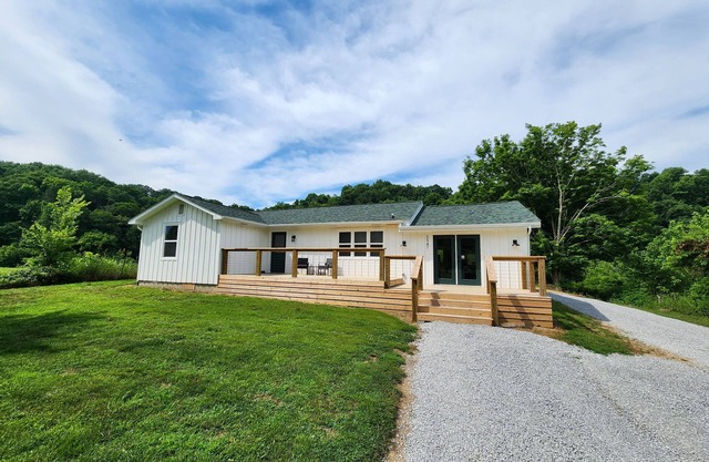 Family-friendly, playroom w/air hockey & arcade games, hot tub, mountain views!
