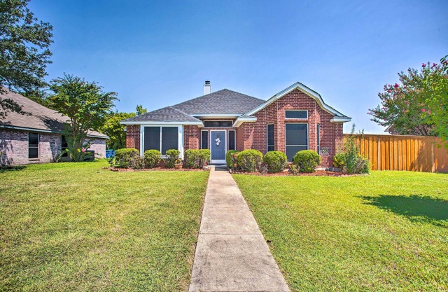 Family-Friendly Rowlett Home ~ 23 Mi to Dallas