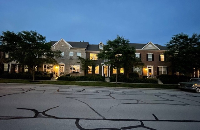 Family friendly townhouse minutes from Ruoff Music Center & Hamilton Town Center