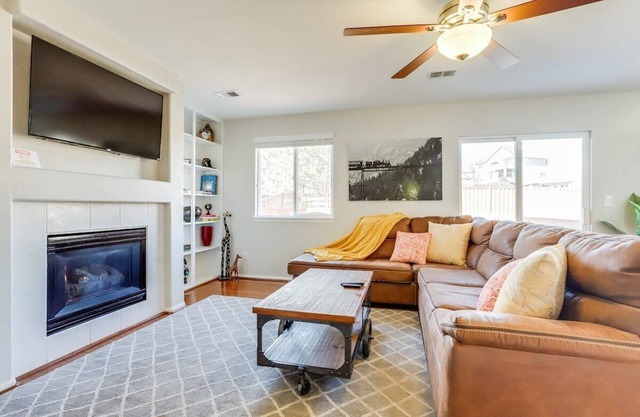 Family home 2 Master Suites with King beds fast Wifi workspace
