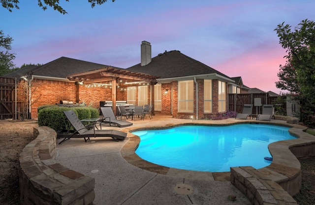Family Home w/Pool & Hot Tub + Huge Gameroom