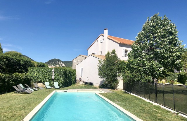 Family house in Provence/10 'from Vaison la Romaine/enclosed garden *13pers/5 bedr.