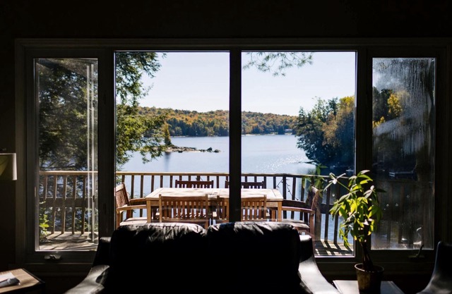 Family Oriented 4 season Cottage with Hot Tub on Kennisis Lake, Haliburton