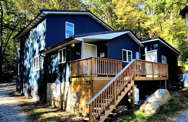 Family, Pet Friendly Cabin 5 minutes away from Hidden Valley Resort!