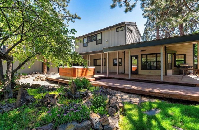 Family/pet friendly home, sleeps 8. Enjoy our game room & soak in the hot tub after exploring Bend.