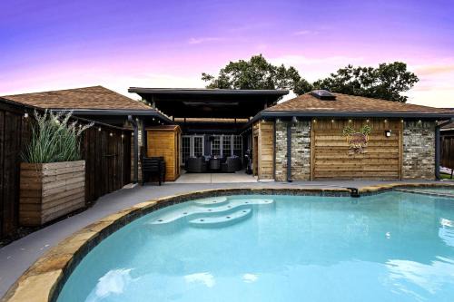 Family Platinum Escape with Heated Pool and Gameroom