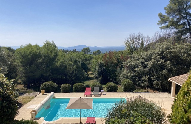 Family property with large swimming pool, park and superb landscape as far as the eye can see