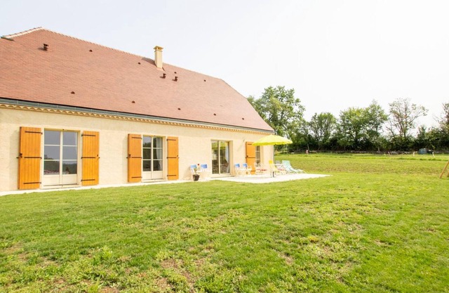 Family Retreat with Modern Amenities in the Périgord Countryside