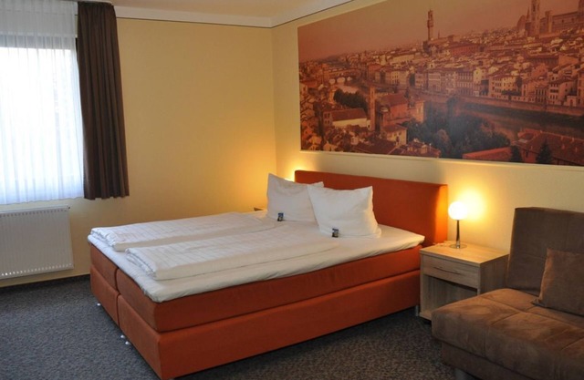 Family room, shower/WC, TV - Landhotel Karrenberg