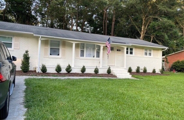 Family size house 10 Minutes from Downtown Summerville.
