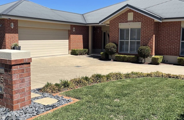 Family size house on Longyard golf course 5 minutes to AELEC sporting precinct
