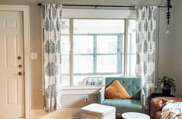 Family-sized home just a few blocks to downtown Main St King bed + fenced yard