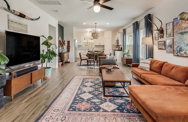 Family sized home with Lake Travis access and great amenities!