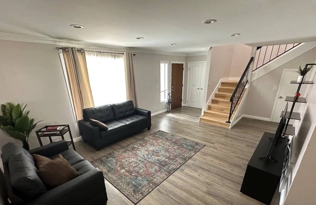 Family-sized Retreat w/ Hot Tub Near Disney, Theme Parks, Beaches & Shopping!