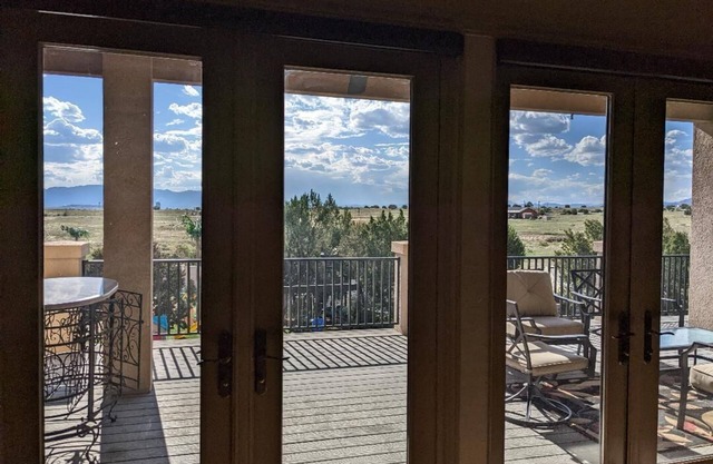 Family Sized, Spacious 2 Story, Mountain Views, Pool Table, Smart T.V's