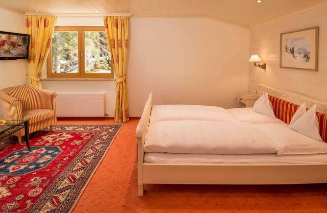 Family Suite with sloping ceilings and forest views - Hotel Kristberg