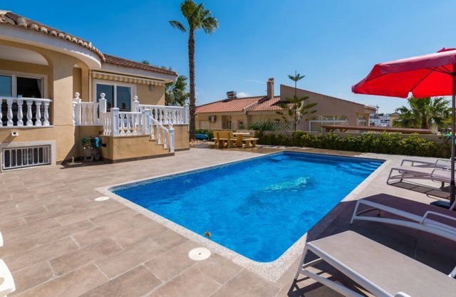 Family villa, 8 pers, private heated pool, 4 beds and 4 baths, for young and old