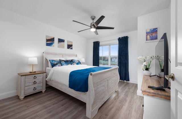 Famiy friendly! Premier Lakeview Stylish Home