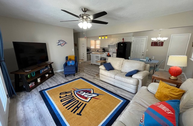 Fantastic 3/2 near OU, fully stocked, 4 TVs, W/D