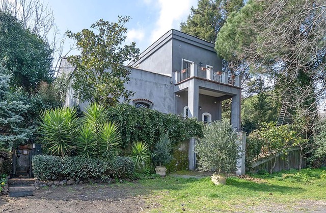 Fantastic old country house at the foot of Etna.