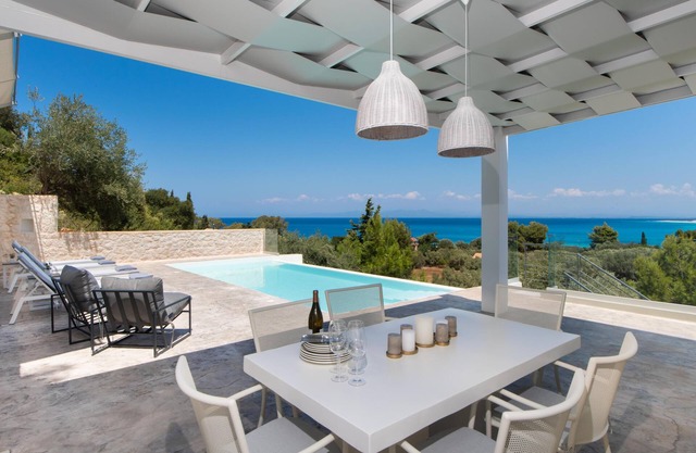 Fantastic seaviews, private villa w/pool near the beach