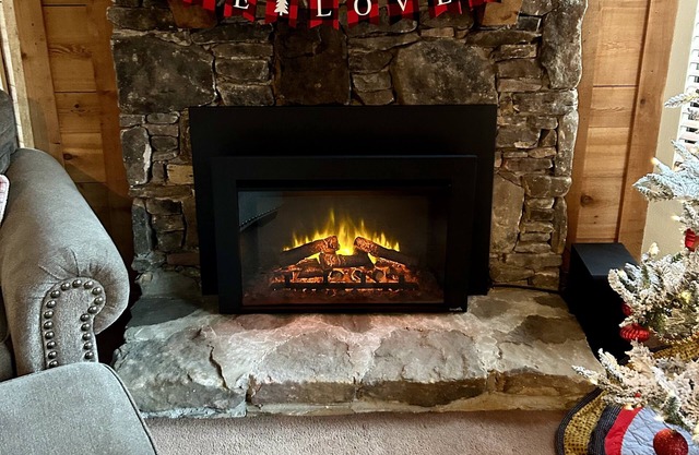 Fantastic Ski Condo! Fireplace, Outdoor Bar and Grill, Down bedding! Free night!