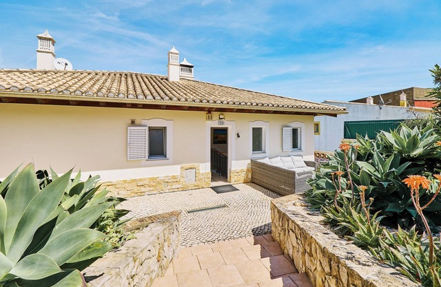Fantastic vacation villa on the Western Algarve, with pool garden and Carport
