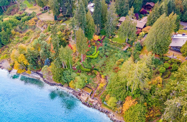 Fantastic waterfront home with fireplace, kayaks, pool table & washer/dryer