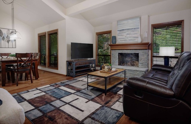 Fantastic West Linn Home w/Huge Gorgeous Deck on Green Space, Ping Pong Table, 11 Miles to Portland
