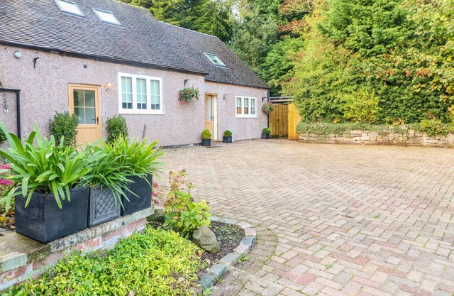 FARLEY COTTAGE I, romantic, with a garden in Farley Near Alton Towers