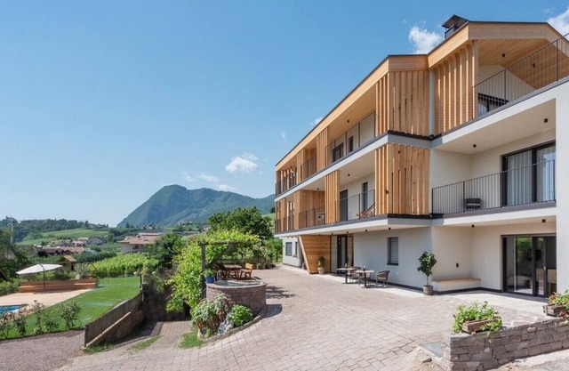 Farm in the middle of orchards and vineyards with a superb panoramic view