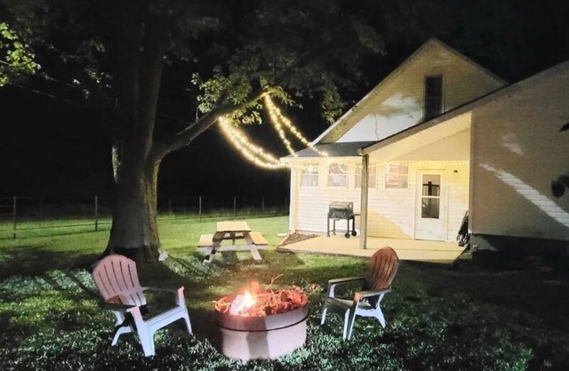 Farmhome on 80 acres, Fire Pit, Close to UCM, Whiteman AFB, Kansas City, Pets OK