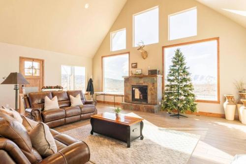 FarmHouse at Antelope Valley with Mountain views 5BR 4BA