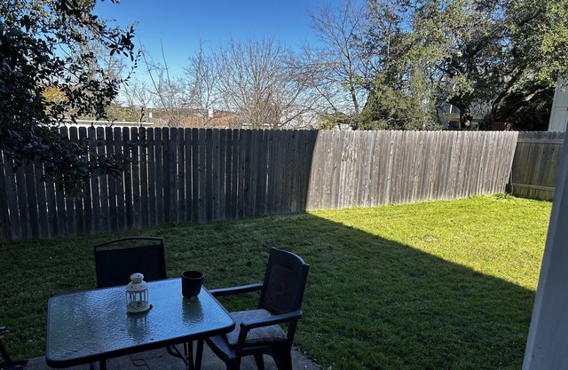 Farmhouse cottage in SW Austin Hill Country minutes to Austin Zoo & Jester King