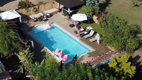 Farmhouse Retreat with Hot Tub, Pool, Horses, Games Room, Free Car Park, Only 45 min from Oxford Circus