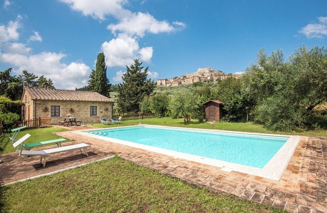 Farmhouse 'Villa Agriturismo Il Pratone' with Mountain View, Private Pool and Wi-Fi