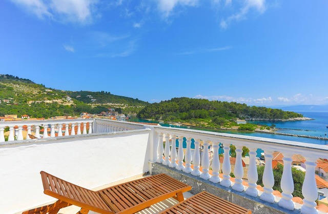 Faros Dio: Gaios studio, sea views, private sun-loungers