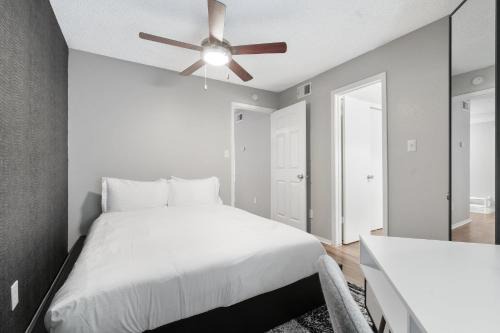 Fascinating Modern Luxe 1B in Austin Pool BBQ