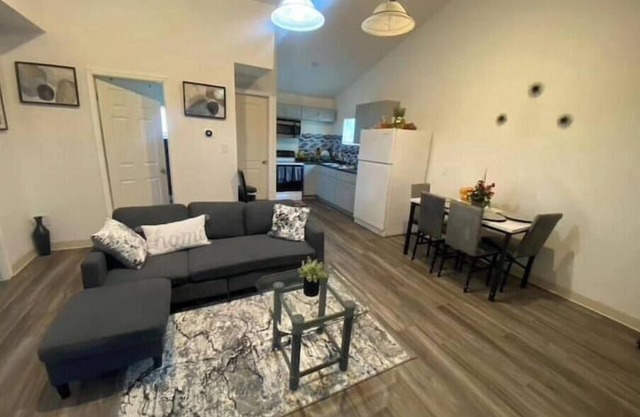 Feel like home! close to airport & downtown