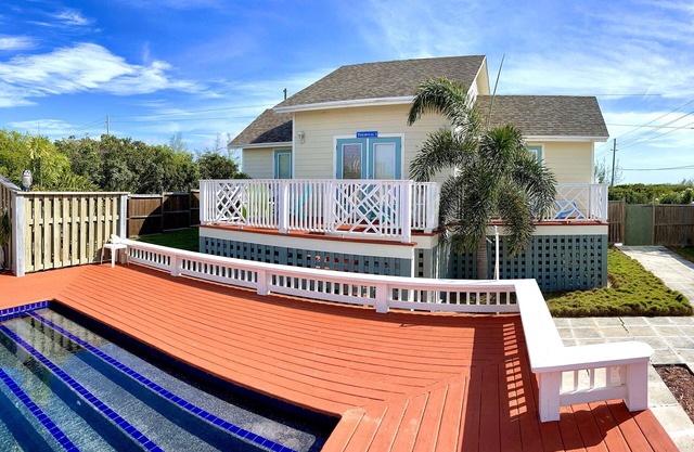 Fenced Property, Near all Beaches, Pool, Hot Tub, Sundeck, Firepit, Grill, Wi-Fi