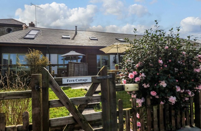 FERN COTTAGE, pet friendly, character holiday cottage in West Down