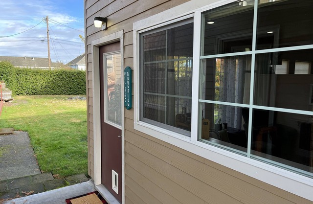 Ferndale Bungalow with pasture views, 5 minute walk to Downtown!