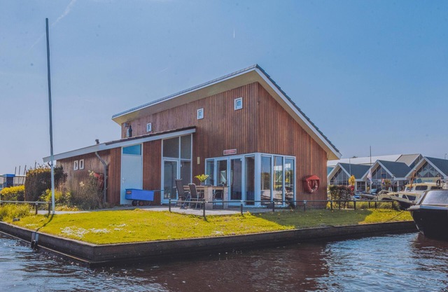 Fine custom house with beautiful lake view