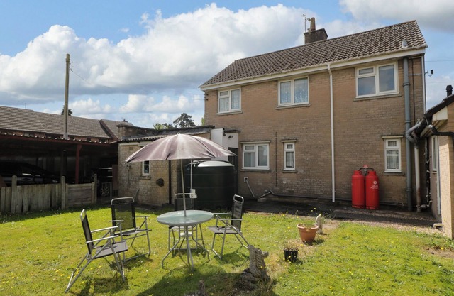 FIR TREE LODGE, family friendly, with open fire in Huntley